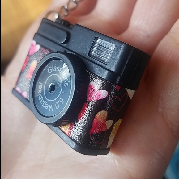 Heart Print Retro Digital Camera w/ Flash Keychain - Picture 4 of 12